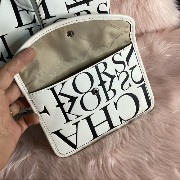 Michael Kors large tote and pouch in black and white monogram embossed leather - Picture 3 of 13